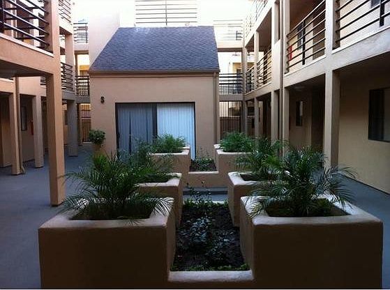2nd image of 801 Redondo Ave