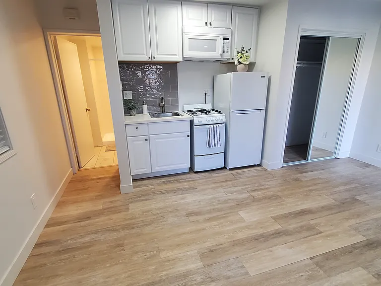 130 Roycroft — Photo 11