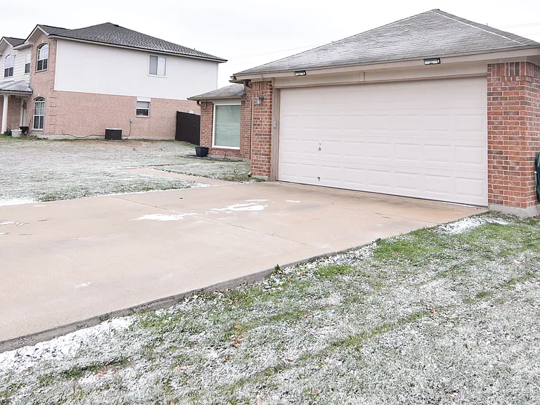 4814 Water Oak Dr — Photo 3