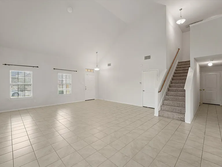 516 Clearlake Dr — Photo 5