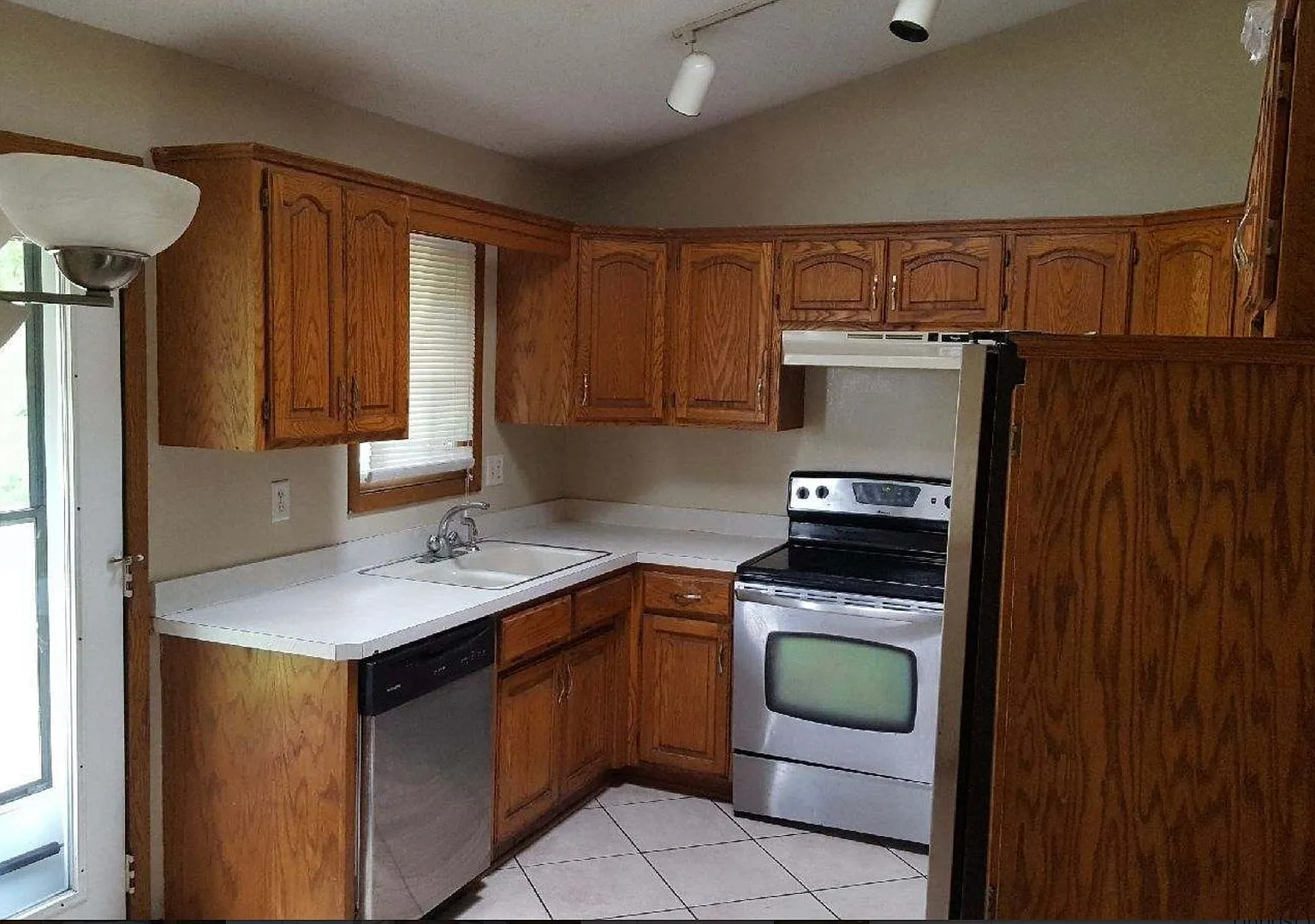 Stunning 3 Bedroom 2 Bathroom Home in St. Paul Park! — Photo 3