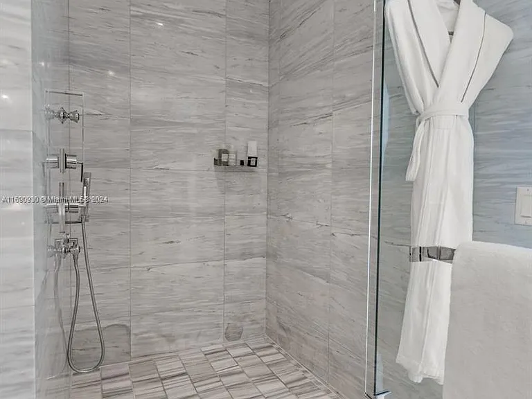 2201 Collins Ave #1010 — Photo 8
