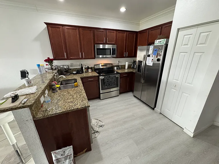 1904 SW 10th Ct — Photo 2