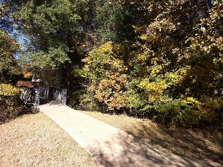 2276 Grandview Dr — Photo 13