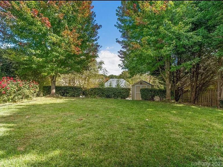 9925 Shellview Ln — Photo 11