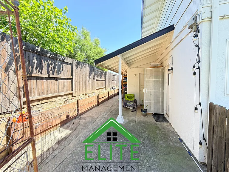 6701 Hillglen Way — Photo 16