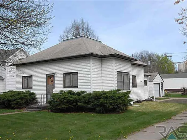 210 S 3rd St, Beresford, SD 57004