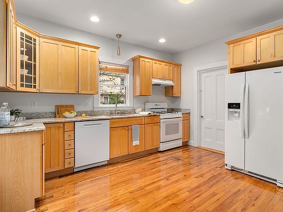4th image of 12 Adella Pl