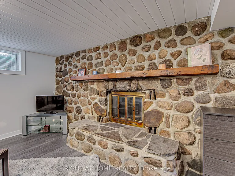 148 Riverglen Dr #BASEMENT — Photo 3