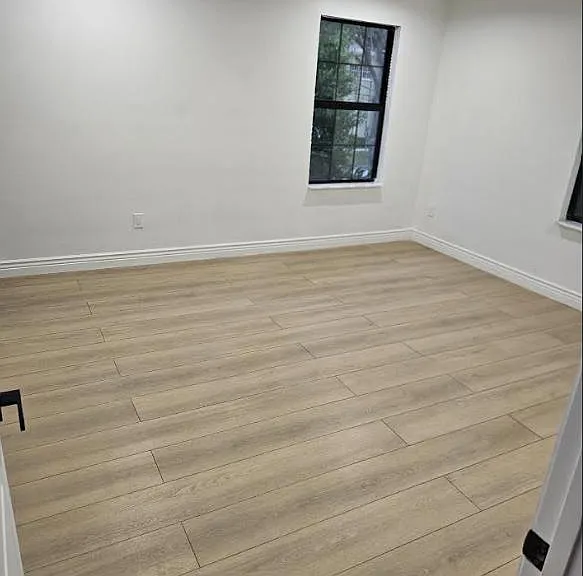 319 W West St — Photo 15