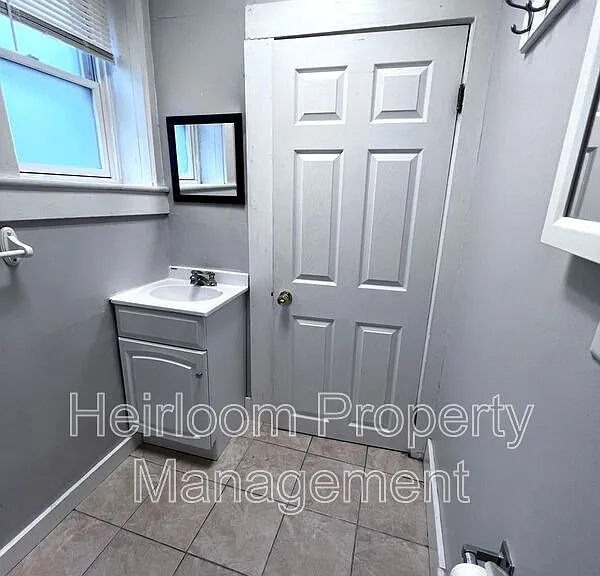 924 E 6th St #3 — Photo 16