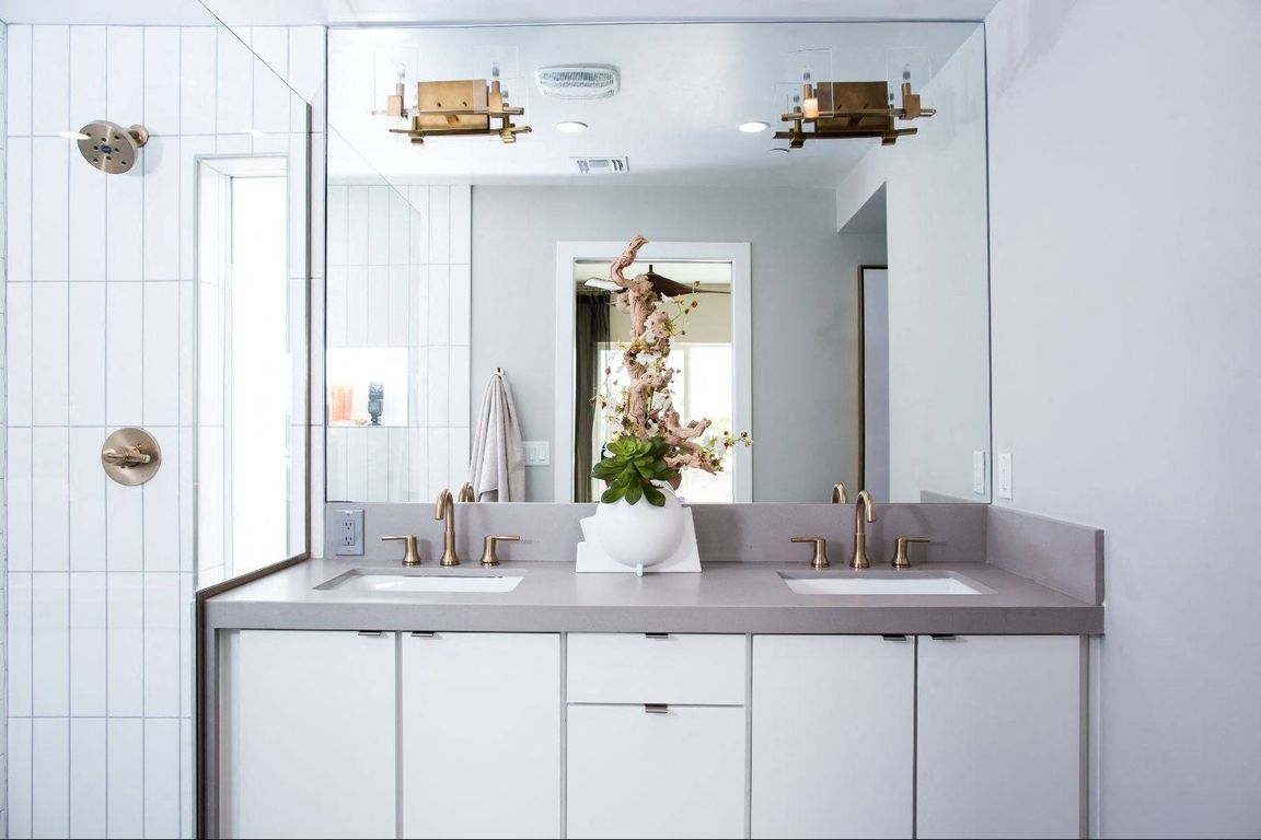 Clean Sophisticated Bathrooms