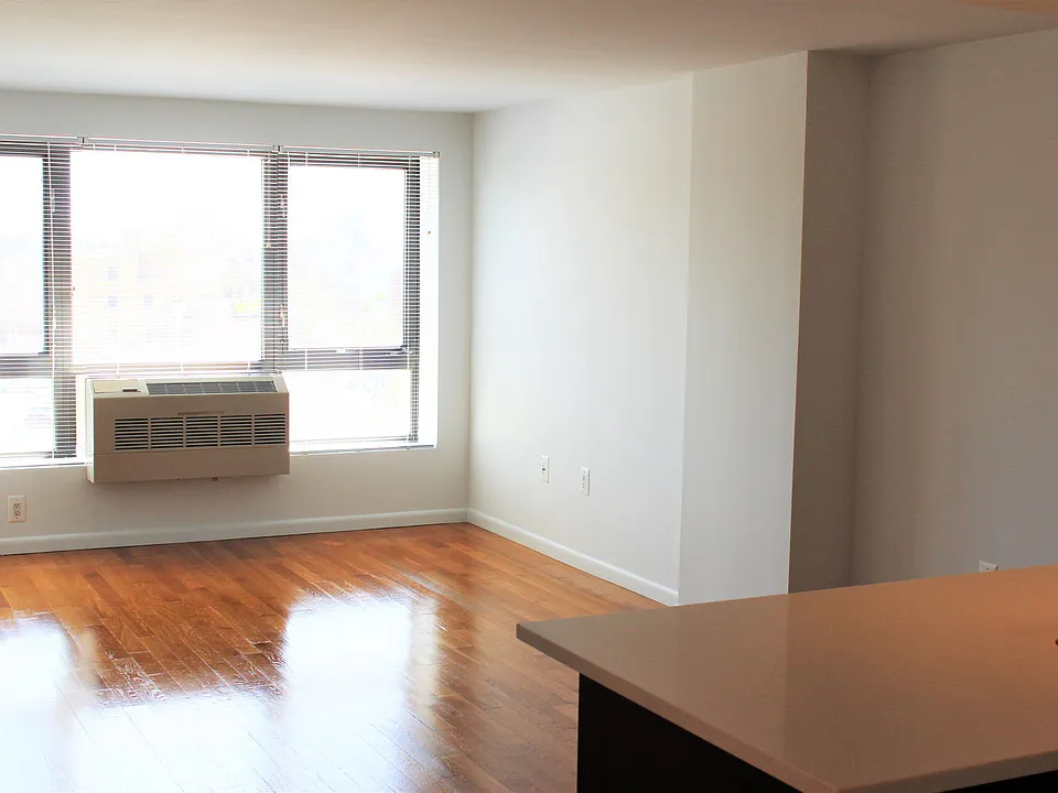 2638 21st St #3G