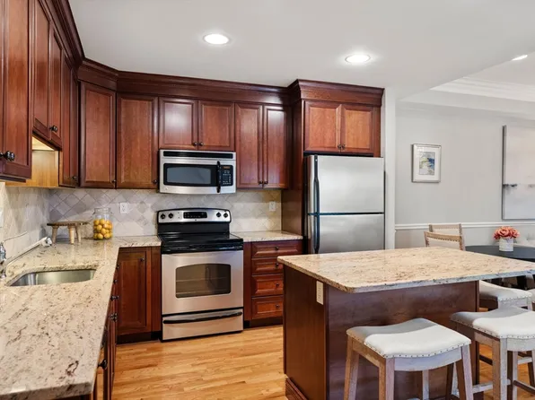 12 Russell Rd Unit 404, Wellesley, MA 02482