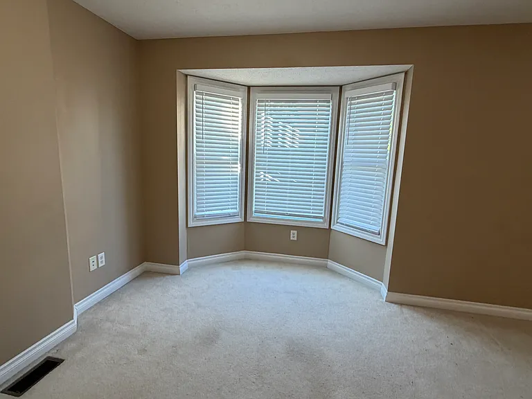 2122 Clinton St — Photo 23
