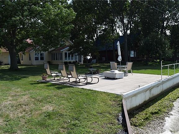 3rd image of 1075 N Shore Dr