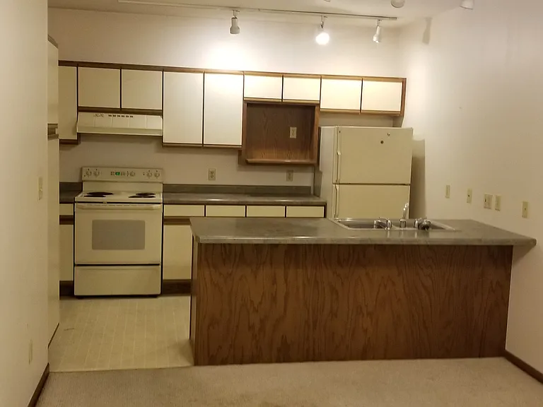 712 Indiana Ave — Photo 2