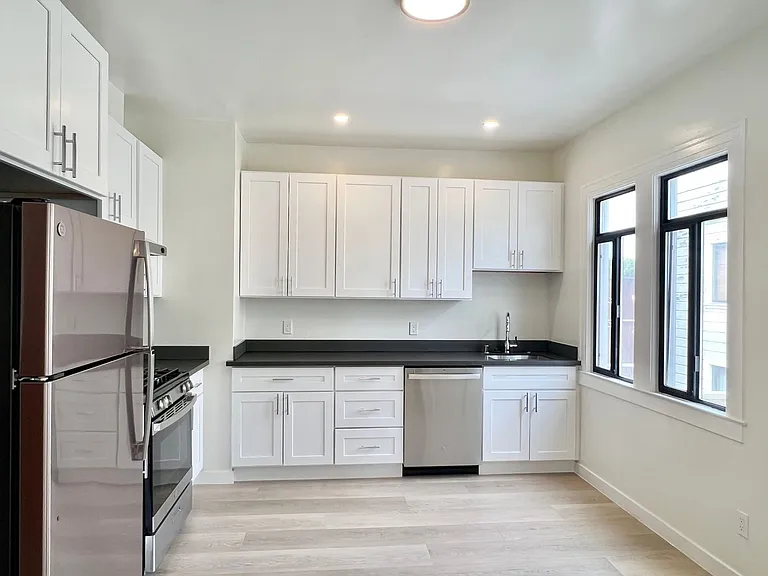 Top Floor 2br/1ba + Newly Renovated Unit! Parking! In-Unit Laundry! Progressive — Photo 2