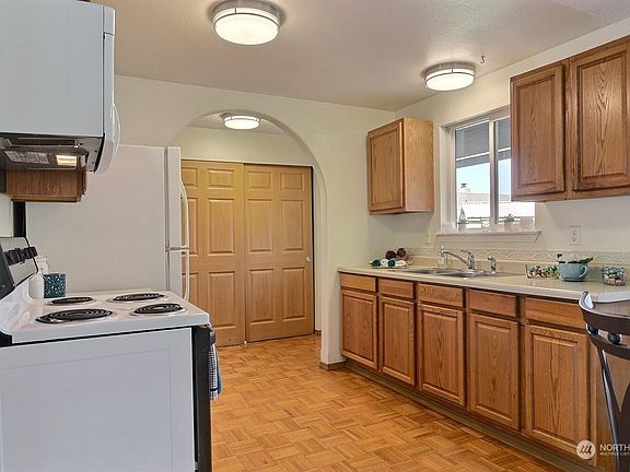Kitchen with lovely arched doorway>