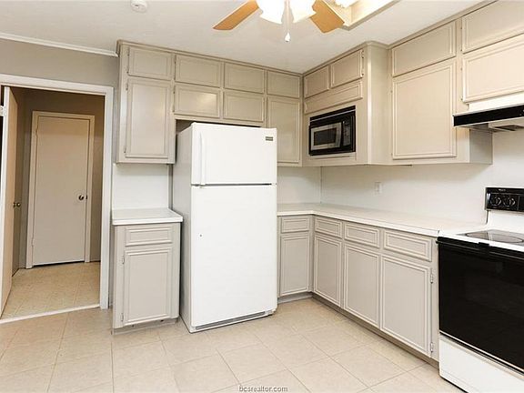 3rd image of 3811 Tanglewood Dr