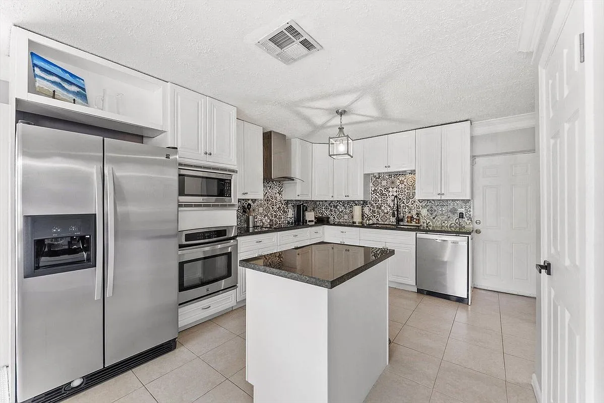 2 bed, 2.0 bath, 1681 sqft, $5,000 — Photo 2