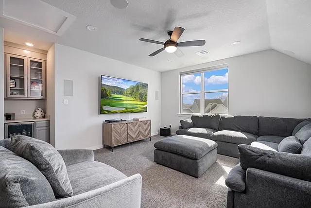 3 bed, 3.5 bath, 2057 sqft, $2,995 — Photo 4