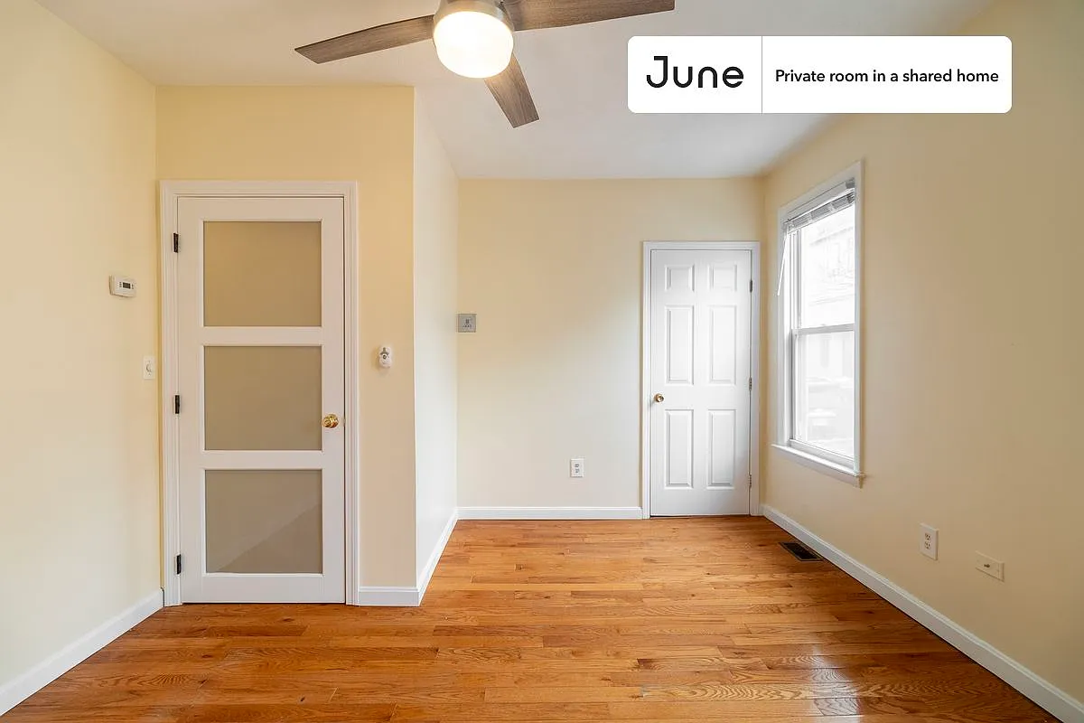 Queen bedroom in 3 bed/2 bath home in East Boston #1849 B — Photo 4