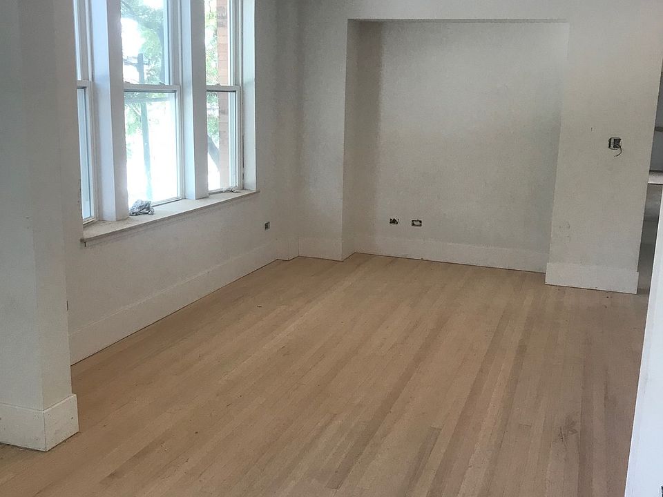 2nd image of 1701 W Nelson St #1