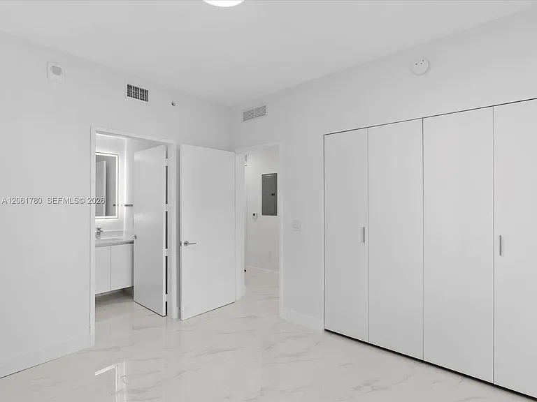 700 NE 24th St #503 — Photo 27