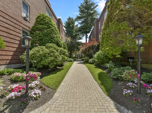 67 Park St APT 2, Brookline, MA 02446