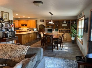 118 Versailles Ave, Bismarck, ND 58503