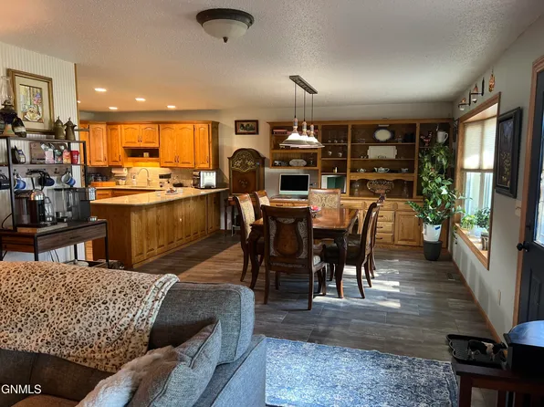 118 Versailles Ave, Bismarck, ND 58503