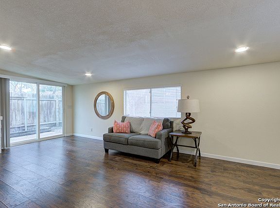 4th image of 7905 Oak Forest Dr