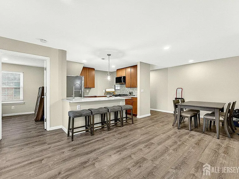 2406 Bayhead Dr — Photo 3