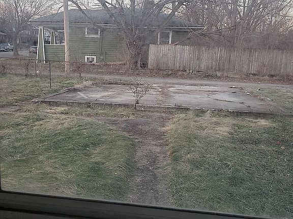 3rd image of 1621 W Riverview Ave