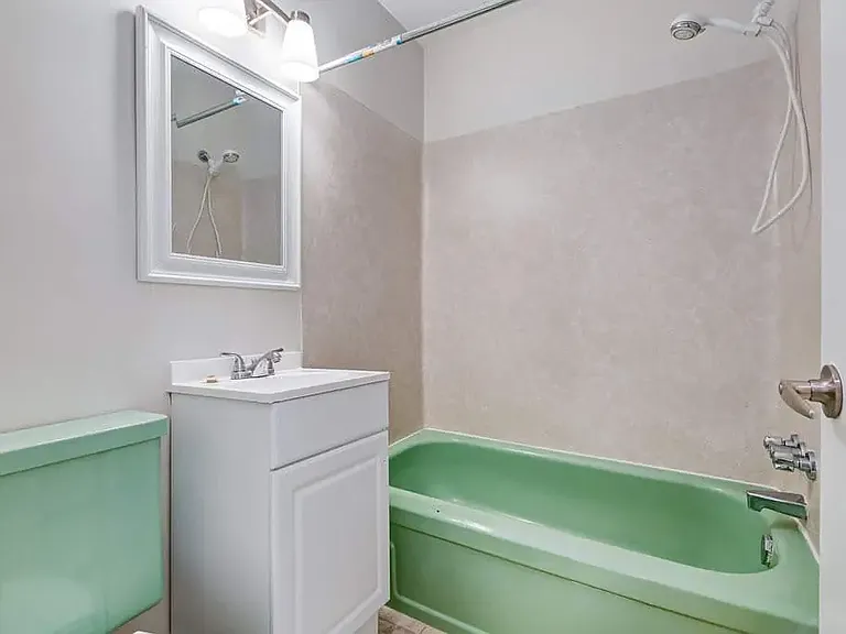 2220 Robinson St — Photo 30