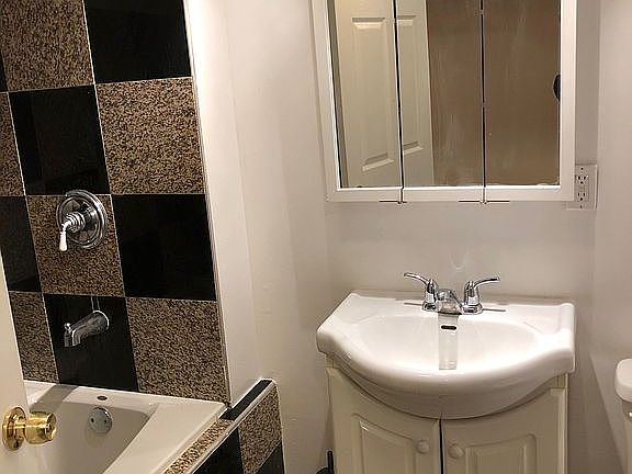 Basement Bathroom w jet tub