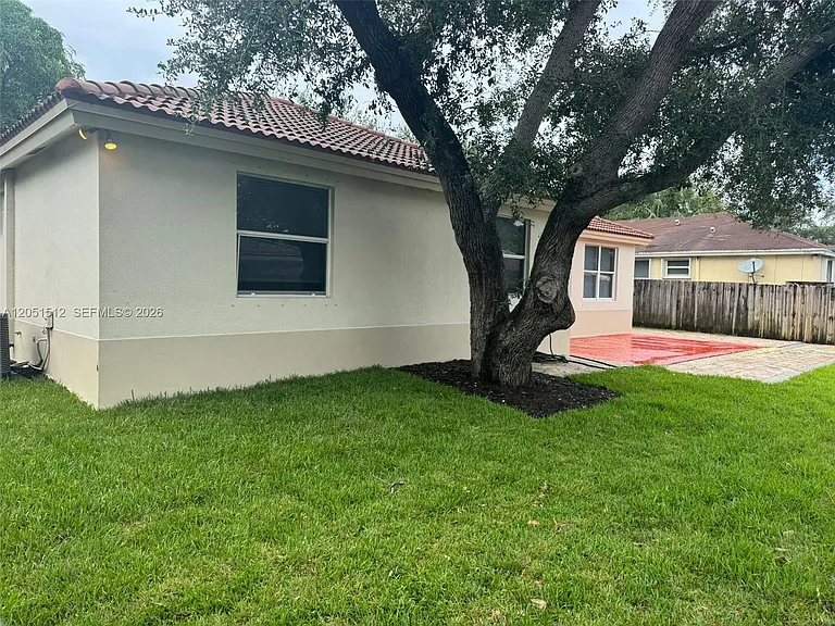 21733 Ingraham Ave — Photo 23