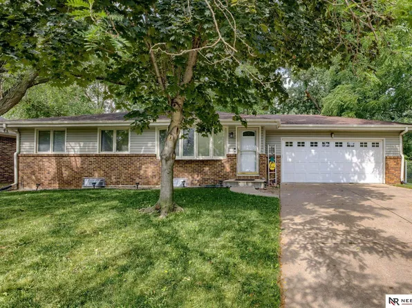 3841 Paxton Dr, Lincoln, NE 68521