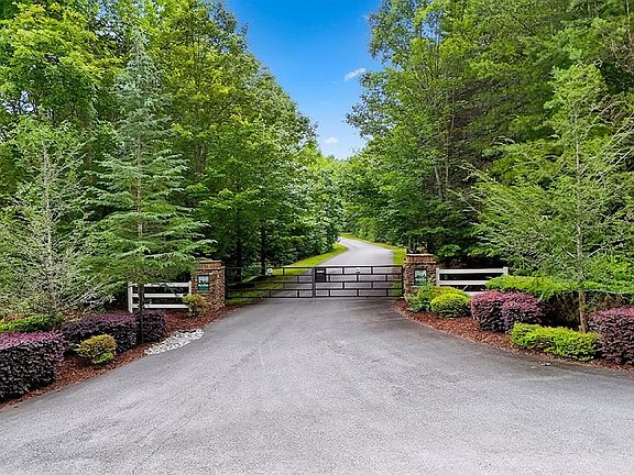 3rd image of 5 E Ridge Ln