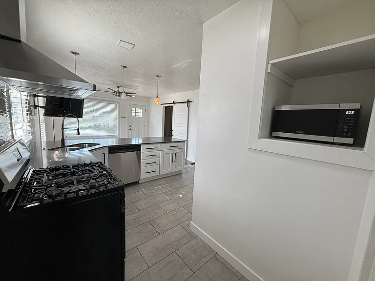 909 E Crandall Ave — Photo 6