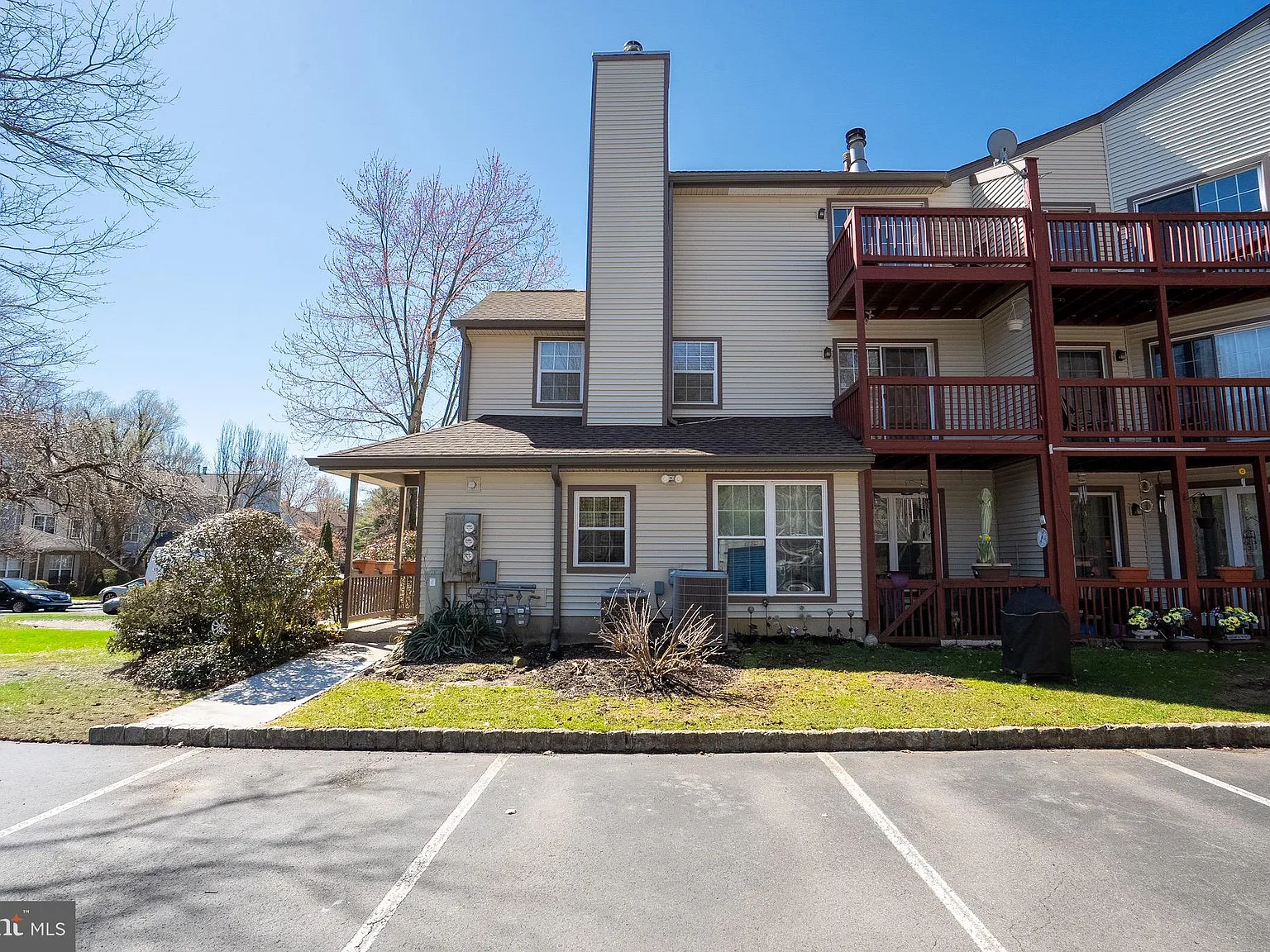 2 bed, 1.5 bath, 1131 sqft, $2,400 — Photo 3