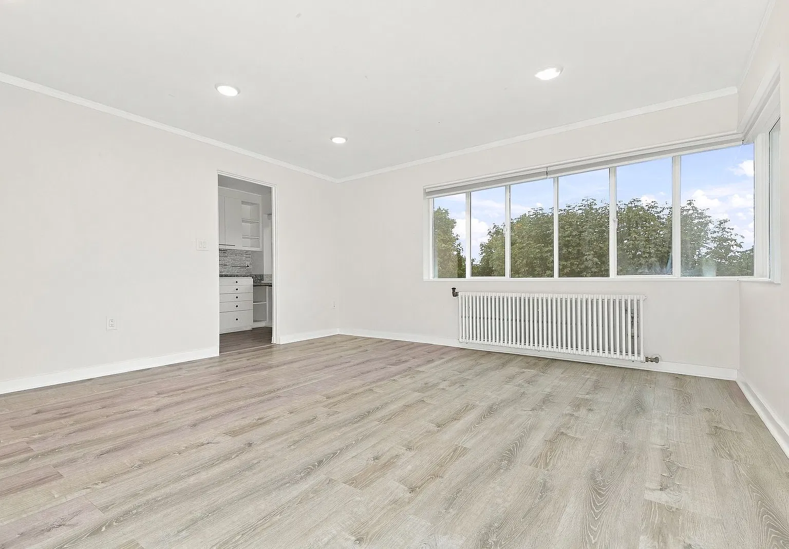 Gorgeous 3 Bedroom Queen Anne Apartment with Views — Photo 3