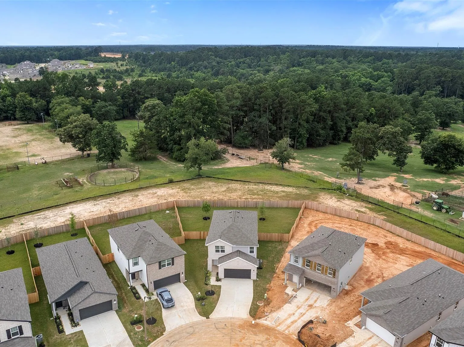 4 bed, 3.0 bath, 2260 sqft, $2,297 — Photo 4