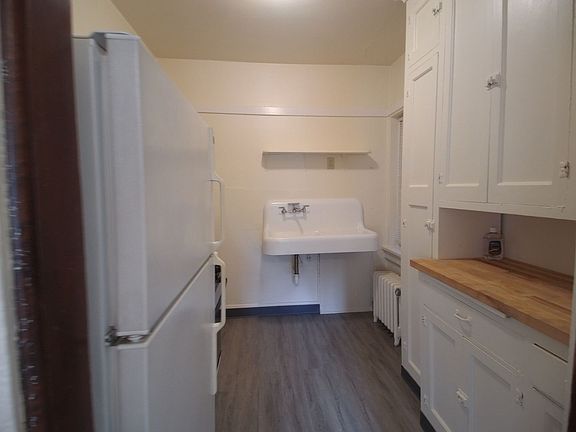 3rd image of 3229 N Oakland Ave #36
