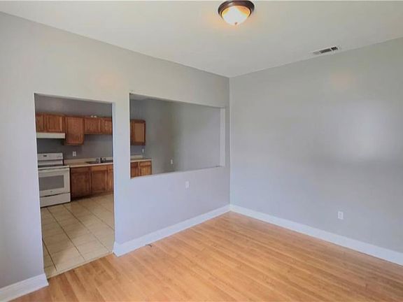 3rd image of 2600-02 Annette St