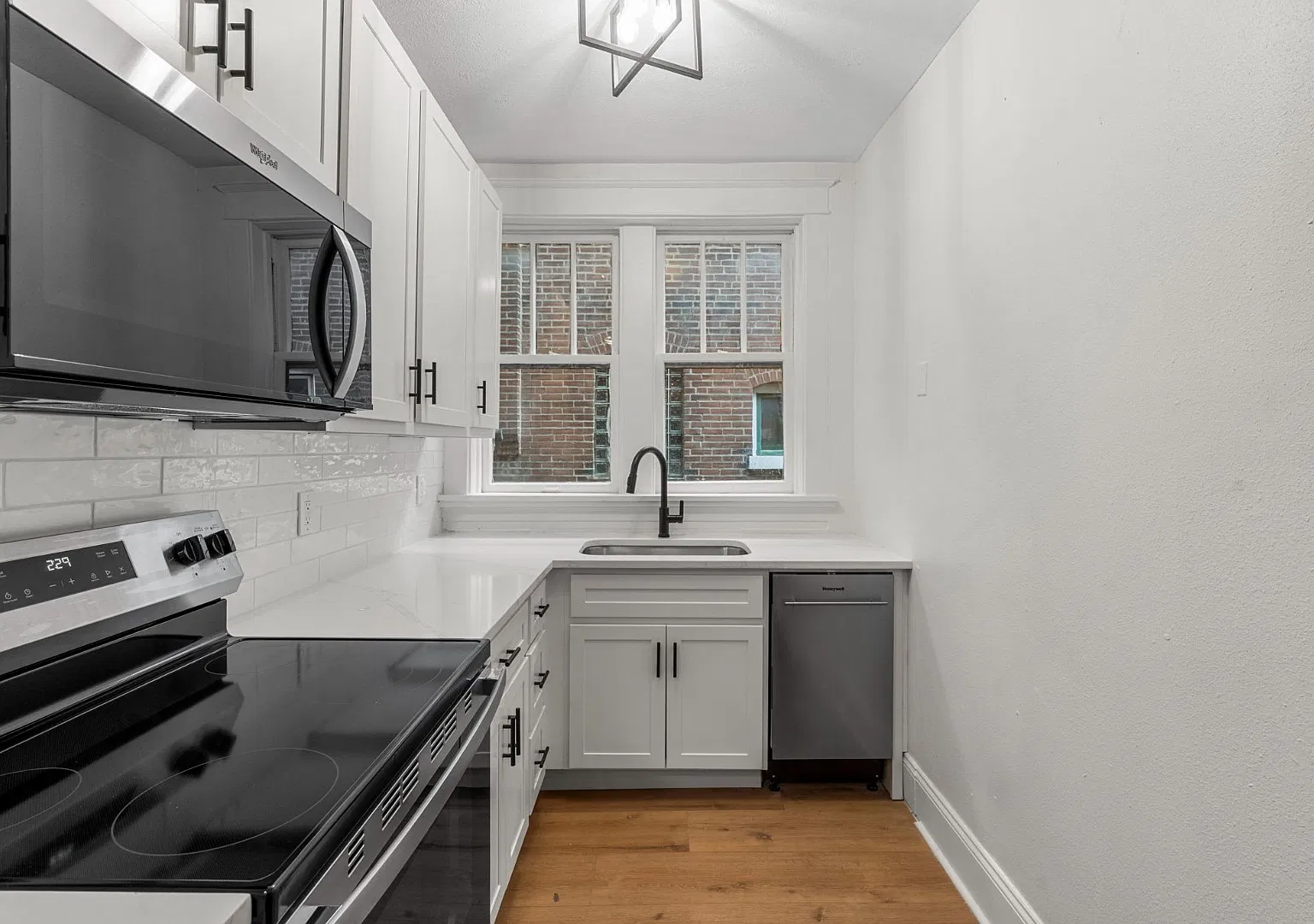 Fully Renovated 3bed Unit in Tower Grove South! — Photo 1