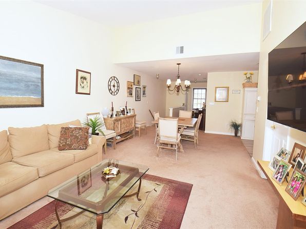 822 Portofino Pl, Melville, NY 11747