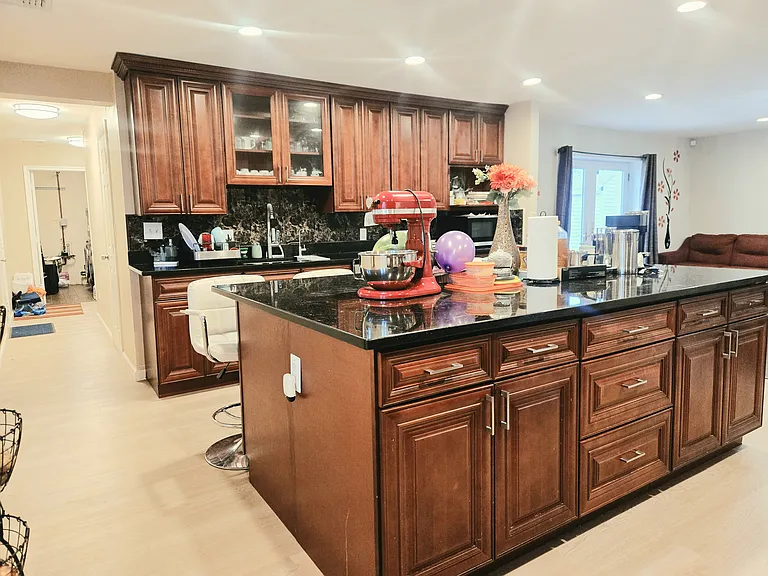 35 Clark Ave — Photo 6