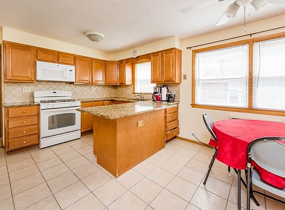 3rd image of 2914 N 74th Ave